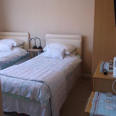 Tremains Guest House Брідженд Номер фото