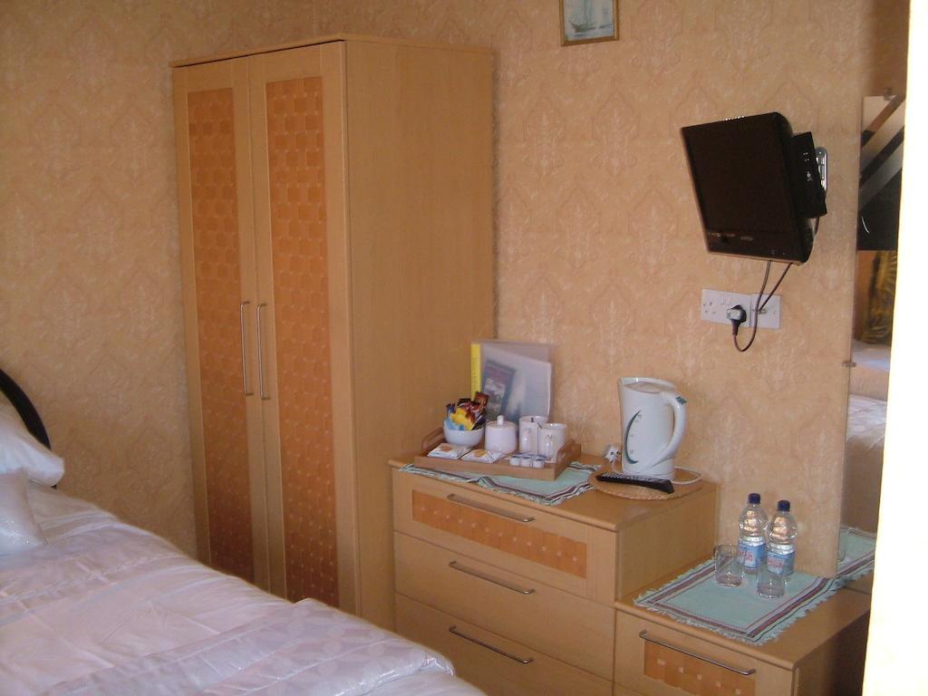 Tremains Guest House Брідженд Номер фото