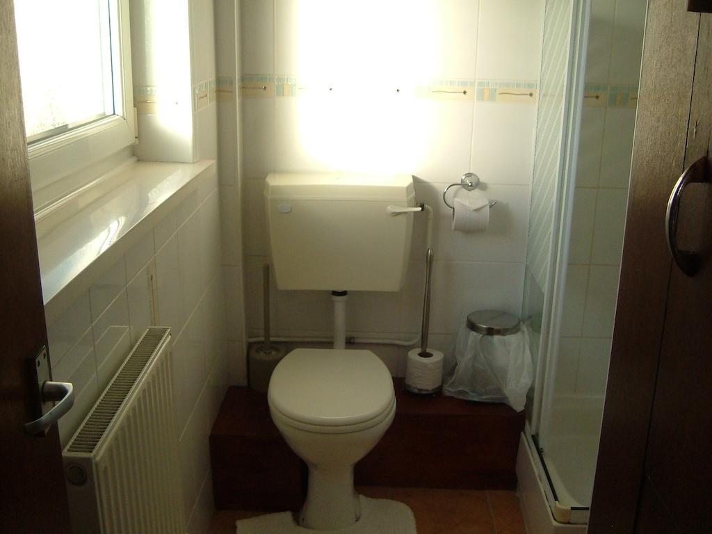 Tremains Guest House Брідженд Номер фото