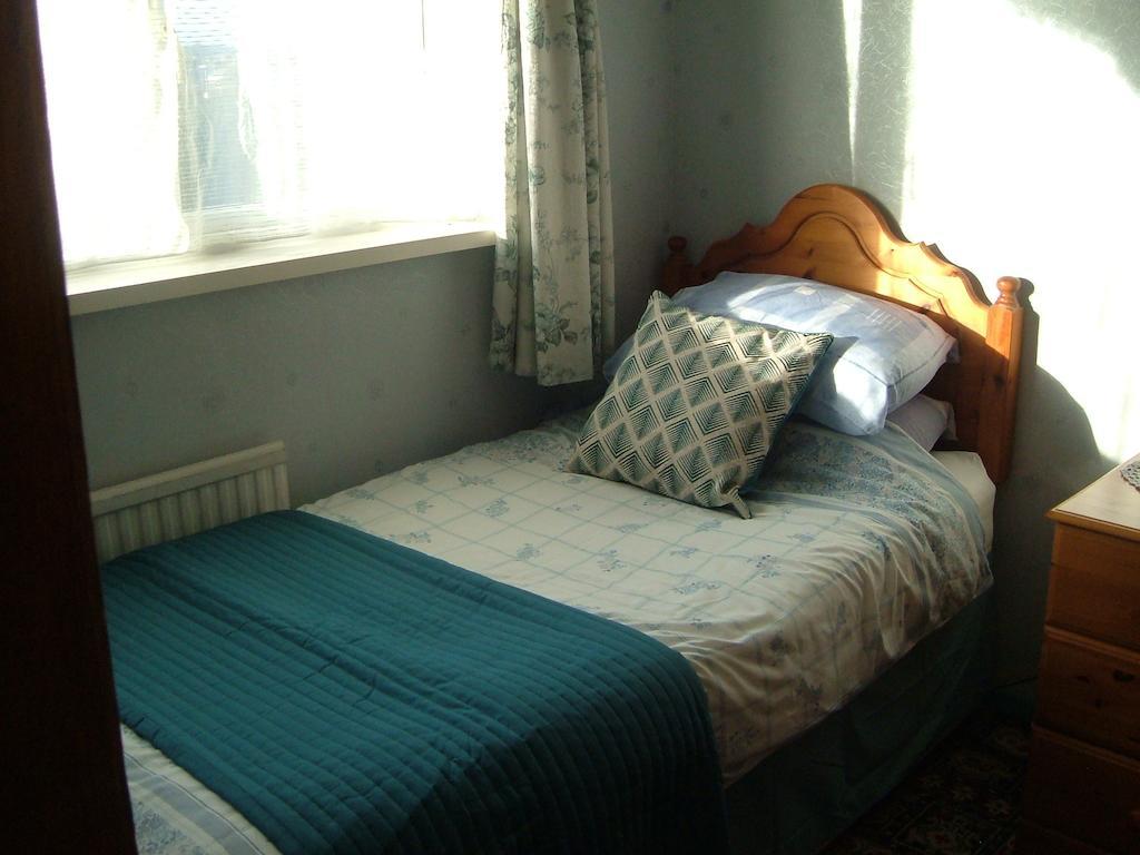 Tremains Guest House Брідженд Номер фото