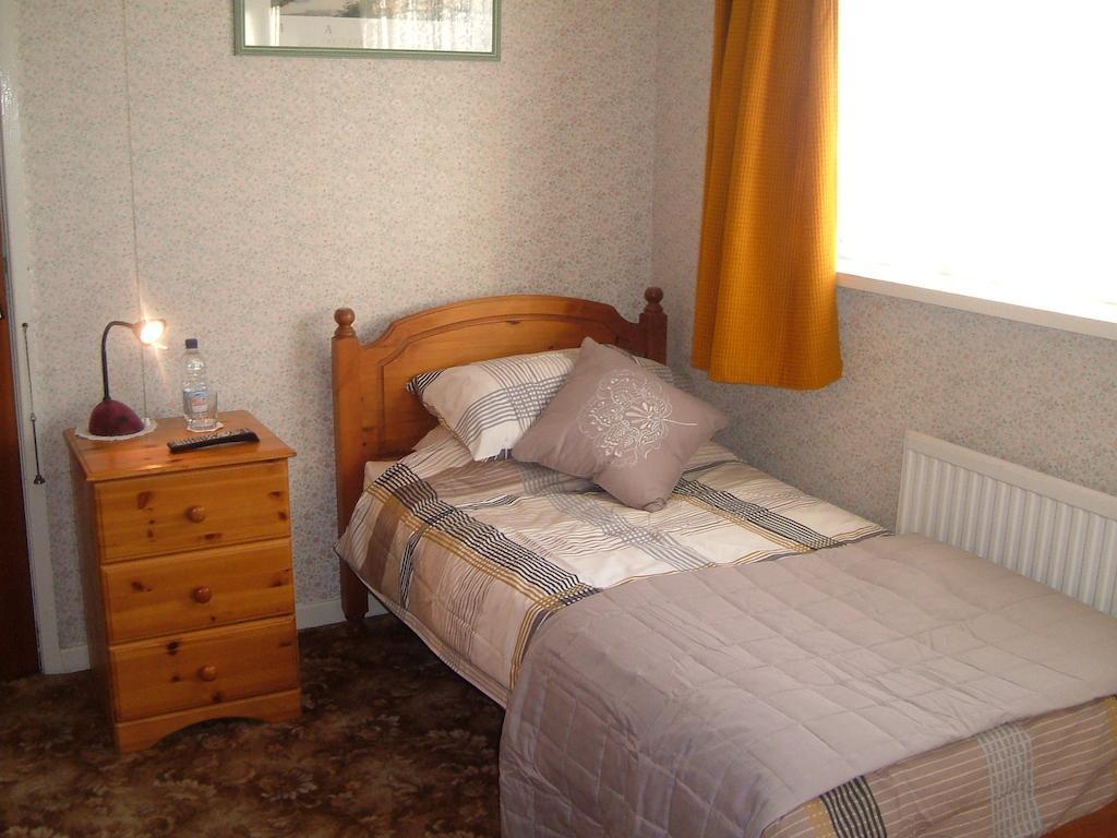 Tremains Guest House Брідженд Номер фото
