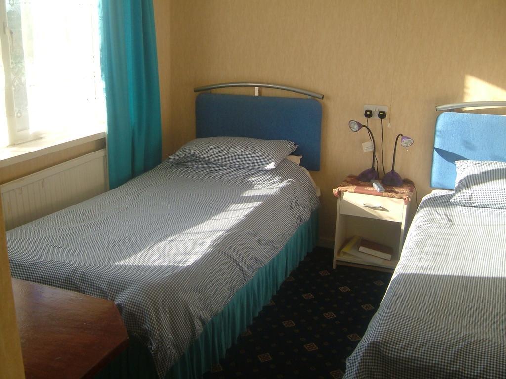 Tremains Guest House Брідженд Номер фото
