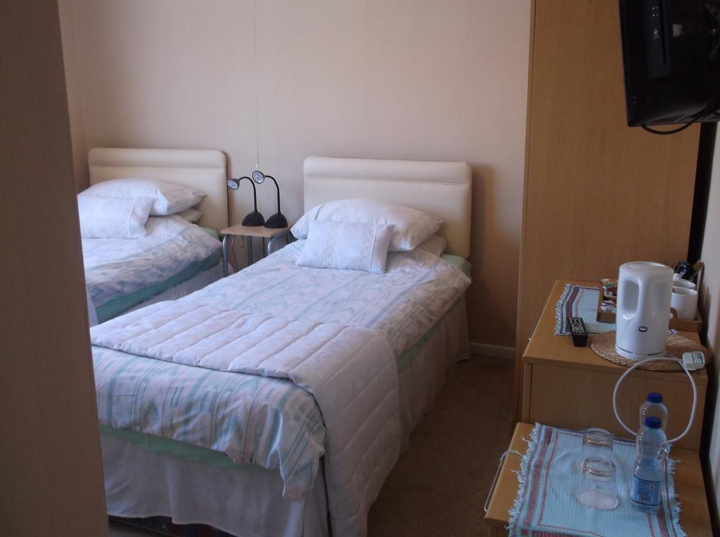Tremains Guest House Брідженд Номер фото